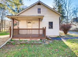 Quaint Tannersville Cottage about 2 Mi to Skiing!, hotel in Tannersville