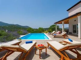 Villa Belina: 4 ensuite bedrooms, game room, heated pool, sauna & gym
