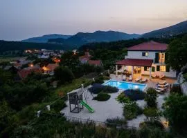 Villa Belina: 4 ensuite bedrooms, game room, heated pool, sauna & gym