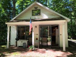 Quiet cottage on wooded property, hotel v destinaci Lusby