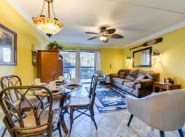 Downtown Gatlinburg Condo with Community Pool!, condo σε Gatlinburg