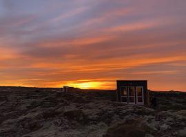 Cozy mini house close to newest volcano and the ocean: Vogar şehrinde bir otel