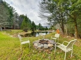 Wooded Walton Home with Fire Pit and On-Site Pond!, hotel met parkeren in Walton