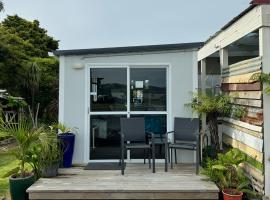 Raglan Seaview Cabin: Raglan şehrinde bir otel