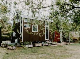 The Perch by Tiny Away, hotel in Korweinguboora