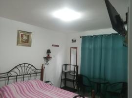 Cerca del aeropuerto HABITACIÓN INDEPENDIENTE CON BAÑO PRIVADO Área muy tranquila entre chanis y costa del este, hôtel avec parking à Panama City