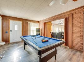 Spacious Lexington Abode with Pool Table and Fireplace, hotel with parking in Lexington