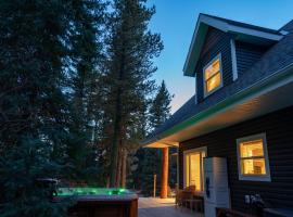 Nature's Getaway Mountain Resort- Cozy Bear Cabin, casa rústica em Nordegg