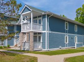 Horseshoe Valley Suites - The Aurora, pet-friendly hotel in Shanty Bay