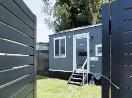 Sweet beautiful TINY HOME with pool and 2 minute drive to the beach, hytte i Wollongong