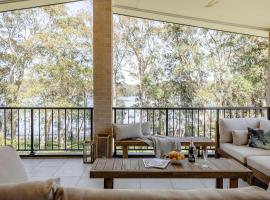 Aria Shores - Your Lakeside Haven, hotel with jacuzzis in Burrill Lake
