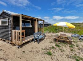 Karo Hut A - Ninety Mile Beachfront Cabin, hotel with parking in Awanui