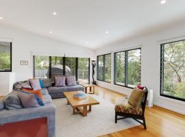 'Space and Serenity at Pretty Beach' by HolidayCo, khách sạn ở Pretty Beach