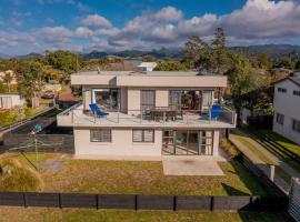 Beach View Bliss - Pauanui Holiday Home, hotel a Pauanui