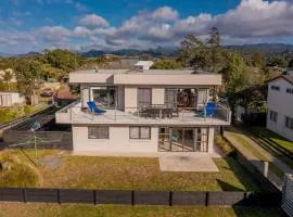 Beach View Bliss - Pauanui Holiday Home