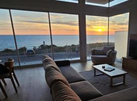 Oceanview Escape - Luxury New 5-Bedroom Home, hotel de lujo en Surf Beach
