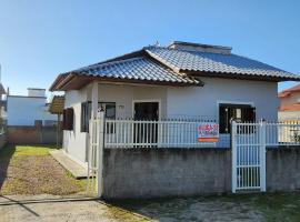 casa Jardim ultramar 100mts do mar – dom wakacyjny w mieście Sombrio