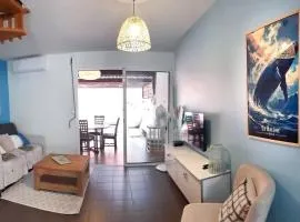 COTTAGE BLUE classé 3 étoiles - 4 à 6 personnes - 2 chambres - accès direct à la plage et à l'esplanade de Boucan Canot avec ses bars et restaurants