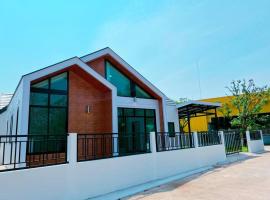 Chaya Home&Hug Phrae, villa in Phrae