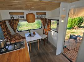 Monte dos Vagabundos - Animal Sanctuary - Caravan nest, area glamping di Sao Teotonio