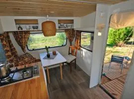 Cosy nest in animal rescue Monte dos Vagabundos、サン・テオトーニオのグランピング施設