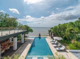 New Villa Selamanya by Madhava Hospitality, hotelli, jossa on uima-allas kohteessa Ujung