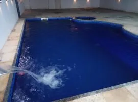 Casa com Piscina, hidromassagem e churrasqueira.