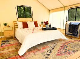 Heated Couple's Glamping Tent, hotel in Cassville