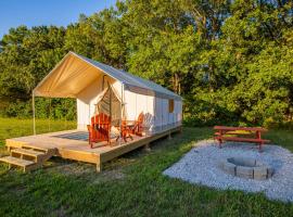 Peaceful Glamping Retreat at Roaring River、Cassvilleのラグジュアリーテント
