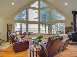 Hat Island Home with Stunning View and Wraparound Deck, villa in Everett