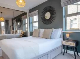 Canal-Side Townhouse Free Parking City Location