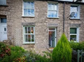 Meadow View - Cosy townhouse with patio garden & parking
