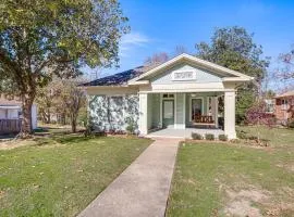 2 Mi to Tyler Rose Garden Vibrant Apartment!