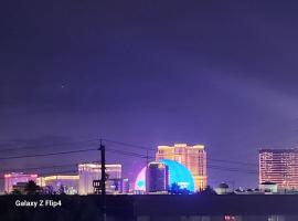 Staycation near Flamingo road, vacation home in Las Vegas