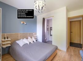 APPART 3 SUITES-CHAQUE SUITE AVEC SDO Wc PRIVATIFS - CUISINE COMMUNE, hotel di Tassin-la-Demi-Lune