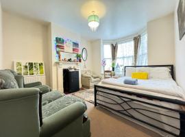 Big Private Room In Town Centre, hotel Eastleigh-ben