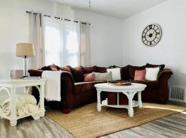 The Chic Shack / Centrally Located 2BR/1BA Home, hotel in Evansville