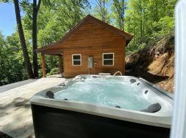 Couple Retreat Cabin-near Smoky Mountain Railroad-Hot Tub, cabin in Bryson City