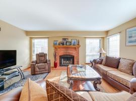 Hanover Park Townhome with Grill 36 Mi to Chicago!, casa a Hanover Park