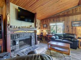 Cozy Markesan Cabin about 2 Mi to Green Lake Access!, hotel with parking in Green Lake