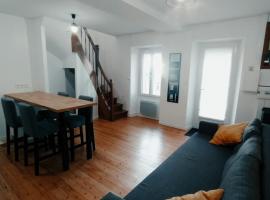 C'COZY - grande maison calme et lumineuse, villa in Sabl&eacute;-sur-Sarthe