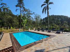 Casa de campo em sítio de médio padrão com piscina aquecida e churrasqueira, koča v mestu Juquitiba