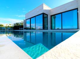 Deluxe Villa Jante Infinity Pool, holiday home in Durrës