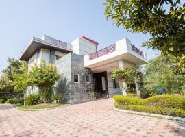 Hostie Vedika - 3BHK Farm House 40Mins from Gurgaon-Delhi, hotel sa bazenima u gradu Dhauj