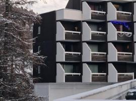 "Miramonte" appartement avec terrasse vue montagne et parking privatif sous-sol, à proximité immédiate des pistes, cœur de Vars les Claux, secteur point show avec commodités et piscine chauffée de plein air, hotel u gradu 'Vars'