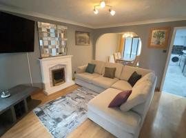 Cosy 4 bedroom holiday let Stevenage 22mins from London on the train ค็อทเทจในสตีเวนิจ