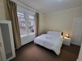 2 Bedroom Flat - both rooms are ensuite, apartamento em Elswick