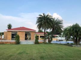 Kadwali Villa with Private Pool, turistična kmetija v mestu Ujjain