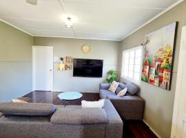 3 bedroom house 2000 m2 - 5 mins WALK to Torquay Beach, Hervey Bay，位于赫维湾的酒店