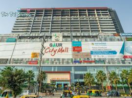 Taj Studios - Fully Equipped Suites at Gaur City Mall by GHUMLOO-COM, hotelli kohteessa Ghaziabad